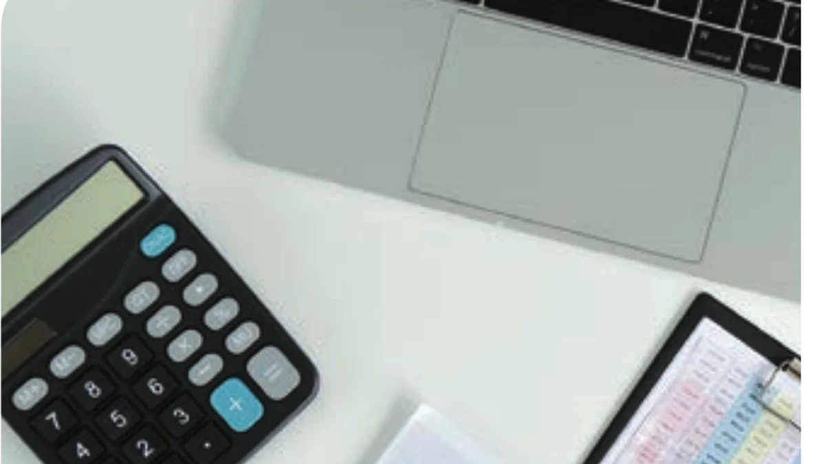 Documents financiers, graphiques et calculatrice illustrant la BDESE